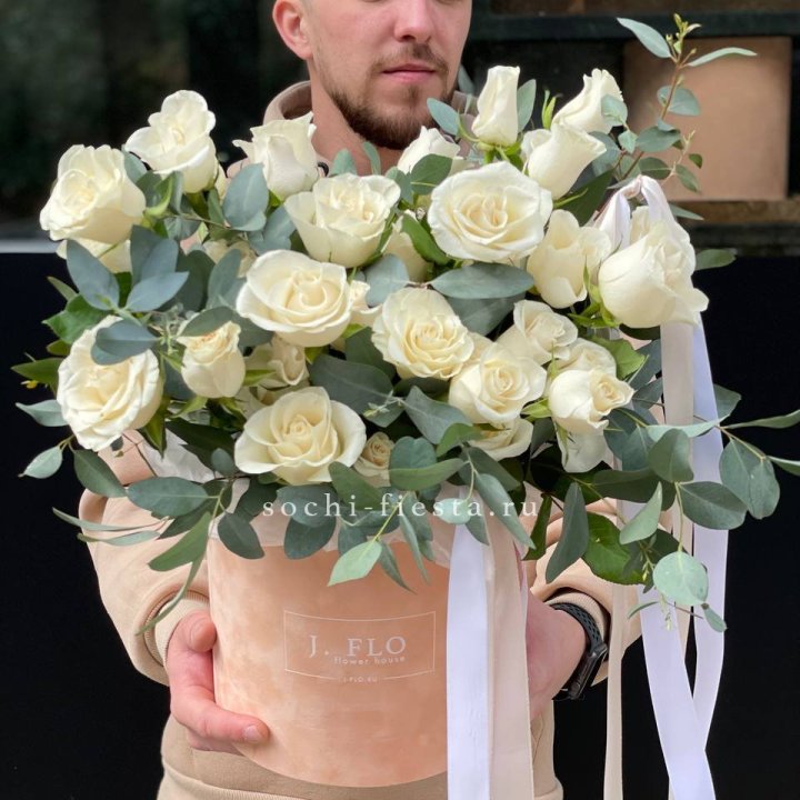 41 белая роз в бархатном боксе в Комсомольске-на-Амуре