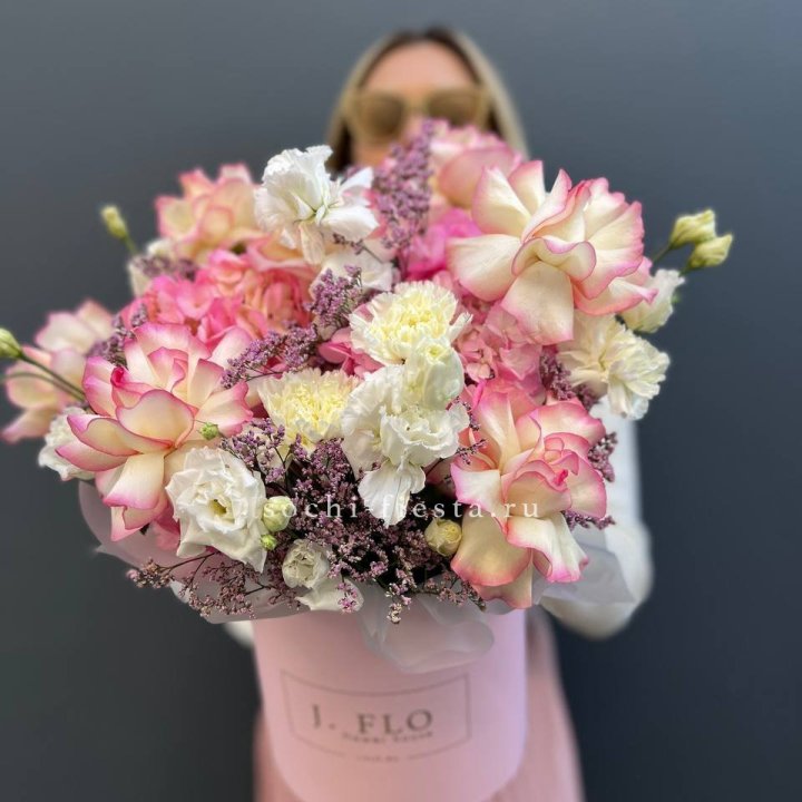 Цветочная композиция "Глория" в боксе в Комсомольске-на-Амуре