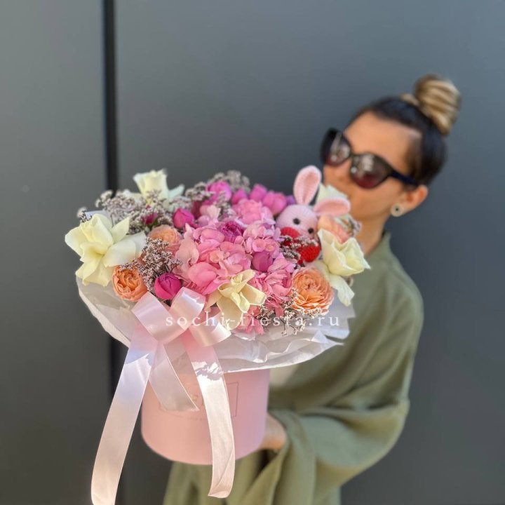 Дизайнерский цилиндр с игрушкой "Лола" в Комсомольске-на-Амуре