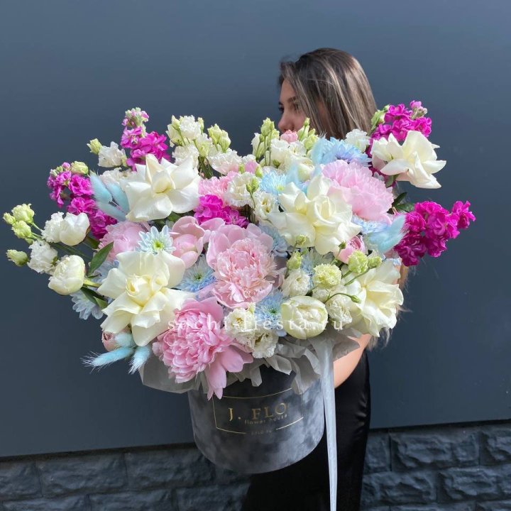 Дизайнерский цилиндр "Пионы гарден" в Комсомольске-на-Амуре