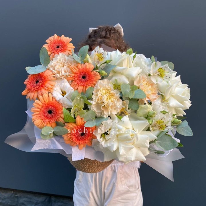 Розы и герберы в джутовом кашпо "Георгино" в Комсомольске-на-Амуре