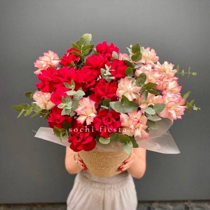 25 Французских роз в джутовом кашпо  в Комсомольске-на-Амуре