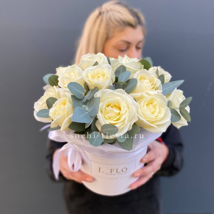 15 белых роз в боксе в Комсомольске-на-Амуре