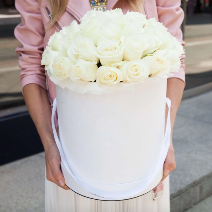 35 белых роз в цилиндре в Комсомольске-на-Амуре