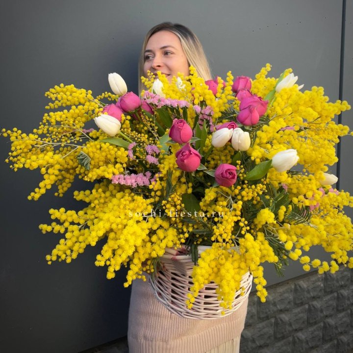 Цветочная корзина с мимозой "Спринг" в Комсомольске-на-Амуре