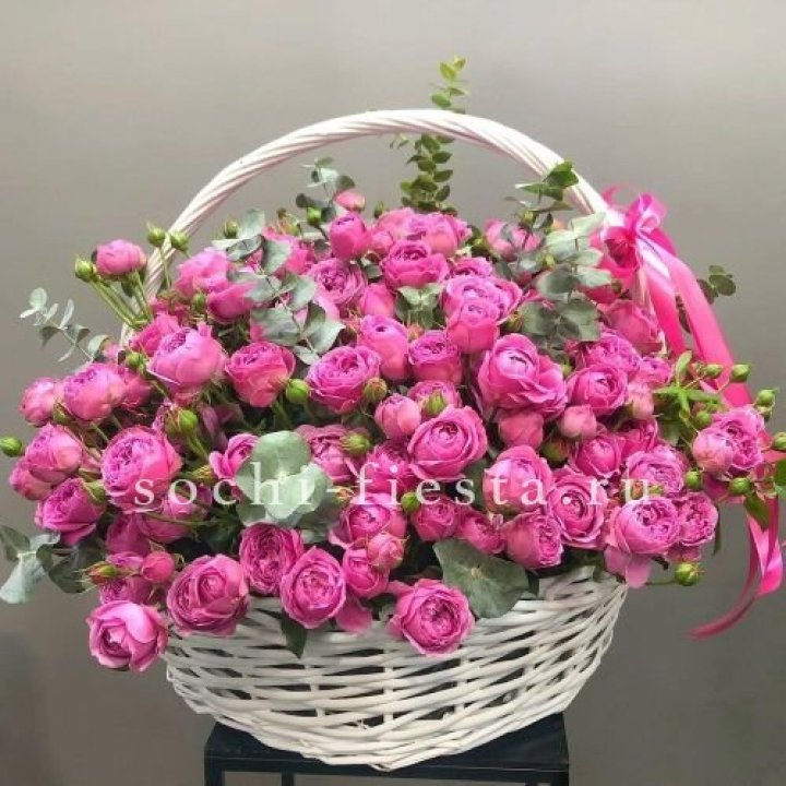 65 пионовидных кустовых роз в корзине в Комсомольске-на-Амуре