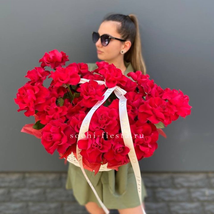 Красные французские розы в корзине в Комсомольске-на-Амуре