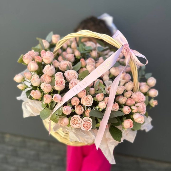 Корзина кустовых пионовидных роз в Комсомольске-на-Амуре