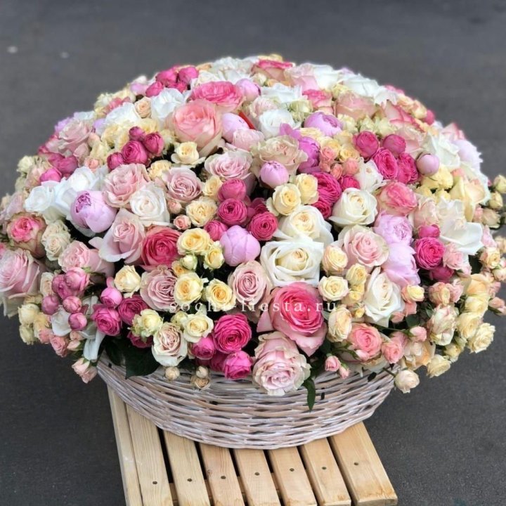 Цветочная корзина из пионов и пионовидных роз "Юниверсити" в Комсомольске-на-Амуре