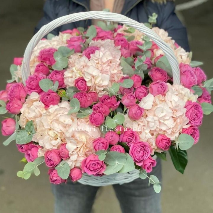 Корзина с гортензией и Мисти Баблс в Комсомольске-на-Амуре