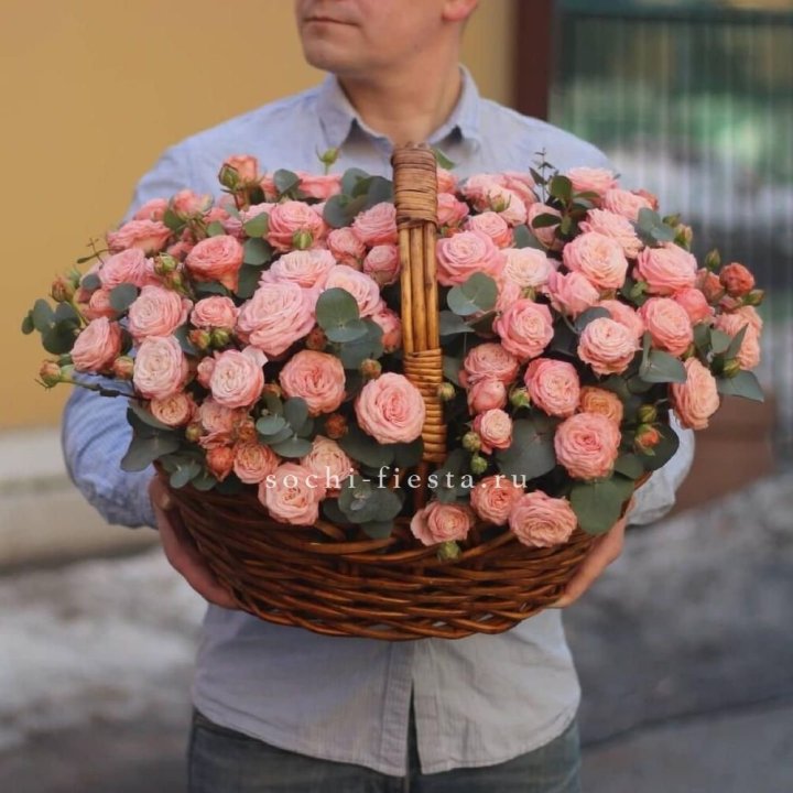 Корзина из 101 пионовидной розы в Комсомольске-на-Амуре