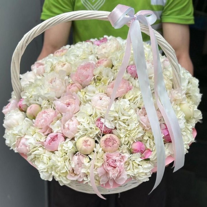 Премиум корзина гортензий и пионов в Комсомольске-на-Амуре