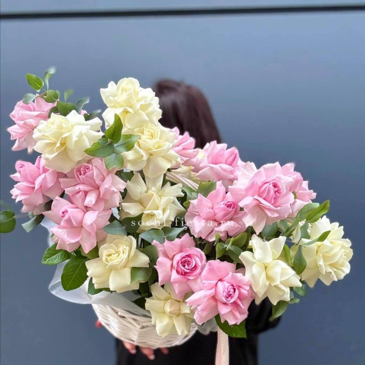 25 Французских роз в корзине в Комсомольске-на-Амуре