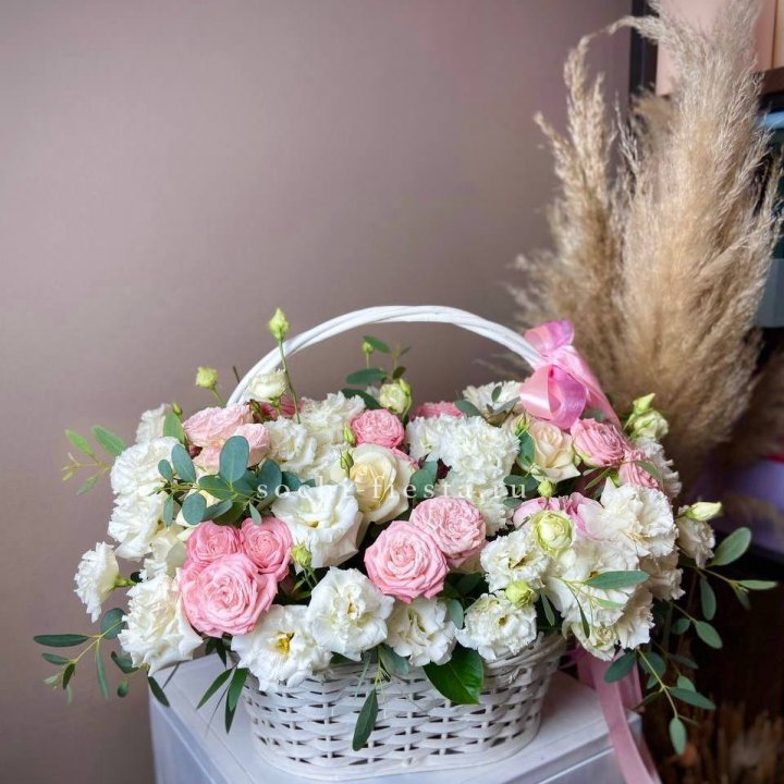 Цветочная корзина "Пинки вайт" в Комсомольске-на-Амуре