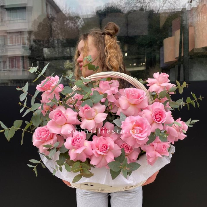 25 роз в цветочной корзине  в Комсомольске-на-Амуре