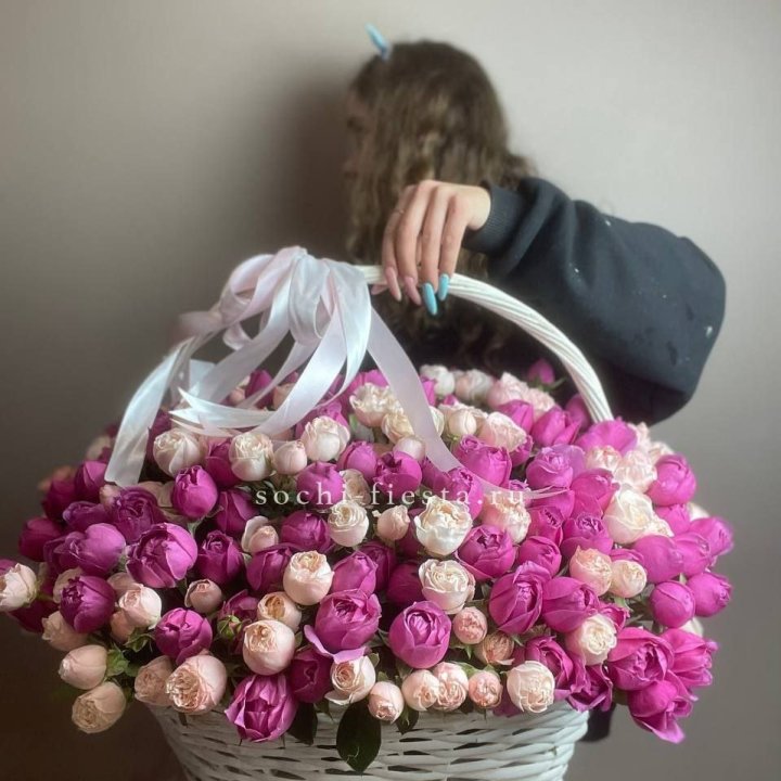 Премиум корзина пионовидных кустовых роз в Комсомольске-на-Амуре