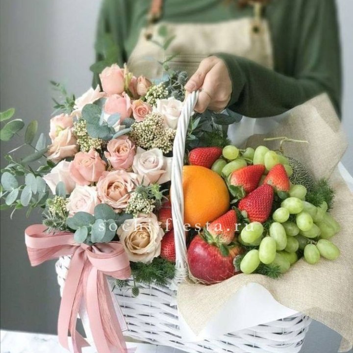 Фруктовая корзина c цветами в Комсомольске-на-Амуре