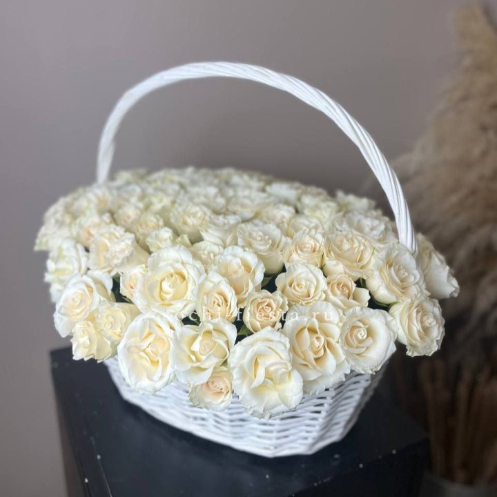 101 белая роза в корзине в Комсомольске-на-Амуре