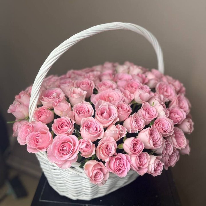 101 розовая роза в корзине в Комсомольске-на-Амуре