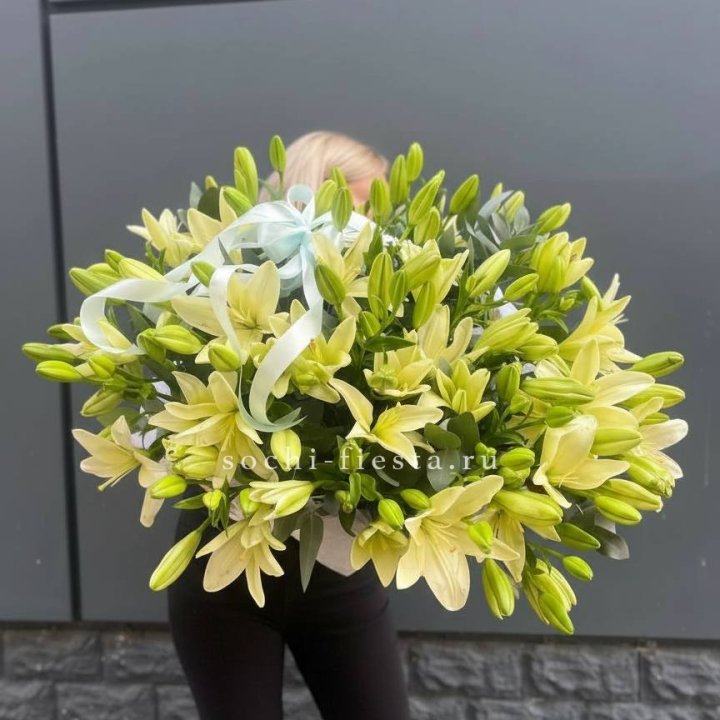 Лилии в корзине в Комсомольске-на-Амуре