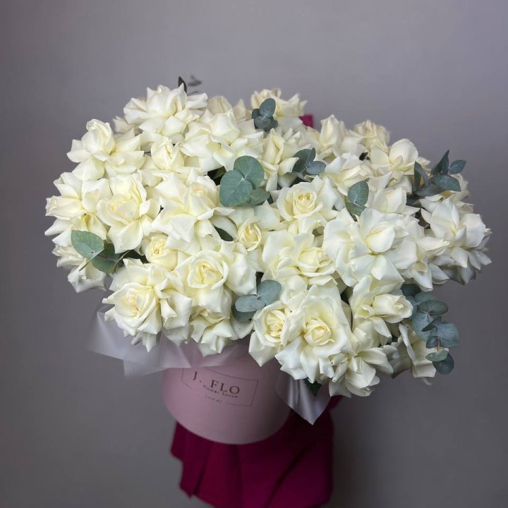 37 белых роз в боксе в Комсомольске-на-Амуре