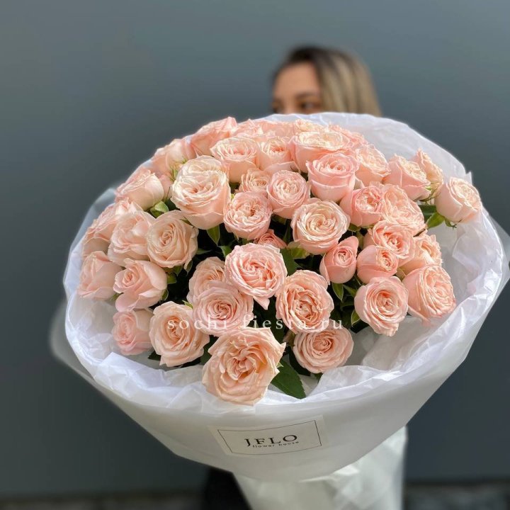 Букет кустовых роз Бомбастик с доставкой в Комсомольске-на-Амуре