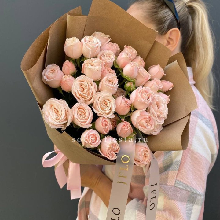 Кустовые розы Бомбастик в крафте в Комсомольске-на-Амуре