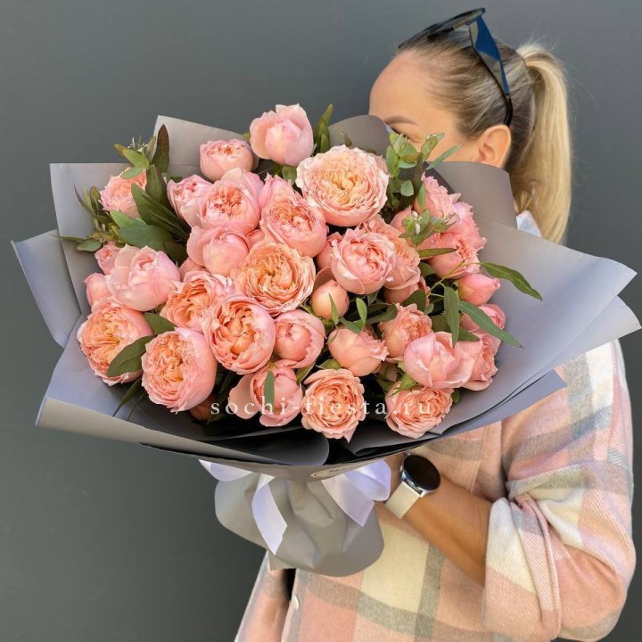 Букет с пионовидными розами "Пивайн" в Комсомольске-на-Амуре