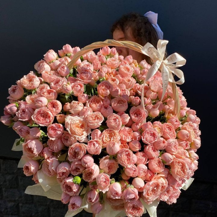 Корзина из пионовидных роз в Комсомольске-на-Амуре