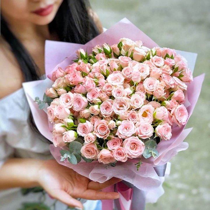 Кустовые розы с эвкалиптом в Комсомольске-на-Амуре