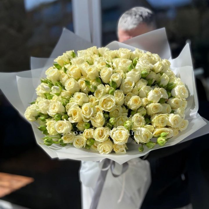 Белые кустовые розы 31 шт в Комсомольске-на-Амуре