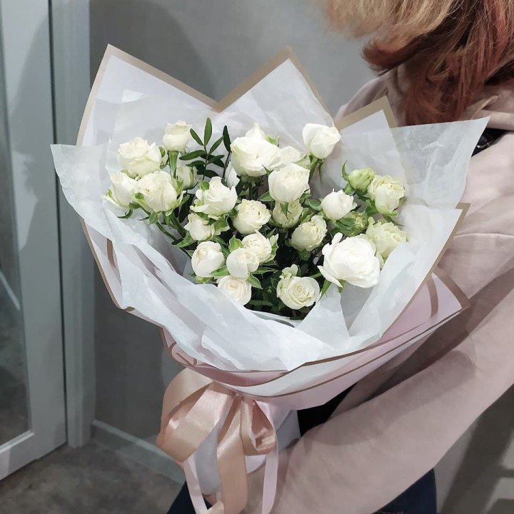 Белоснежные кустовые розы в Комсомольске-на-Амуре