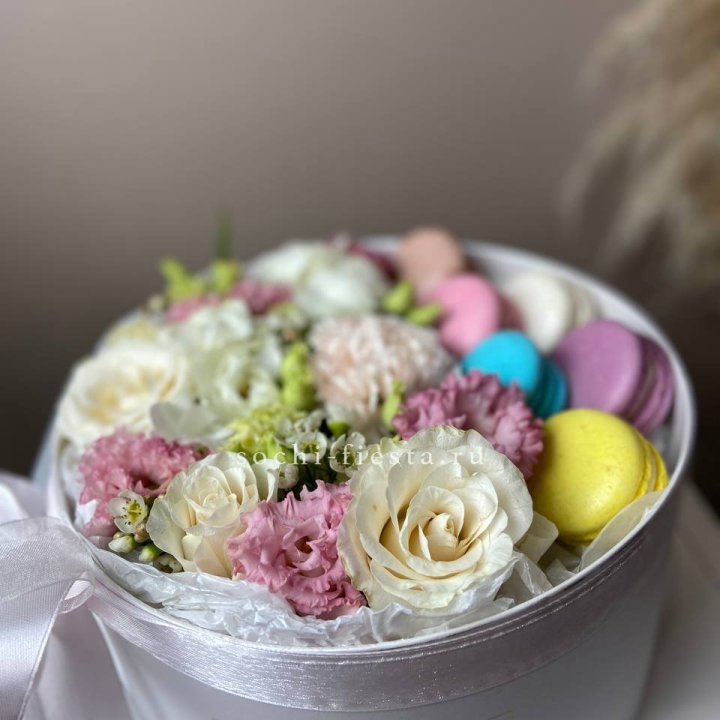 Цветы в цилиндре с макаронс "Прованс" в Комсомольске-на-Амуре