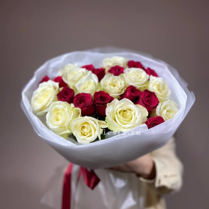 Букет их красных и белых 25 роз в Комсомольске-на-Амуре