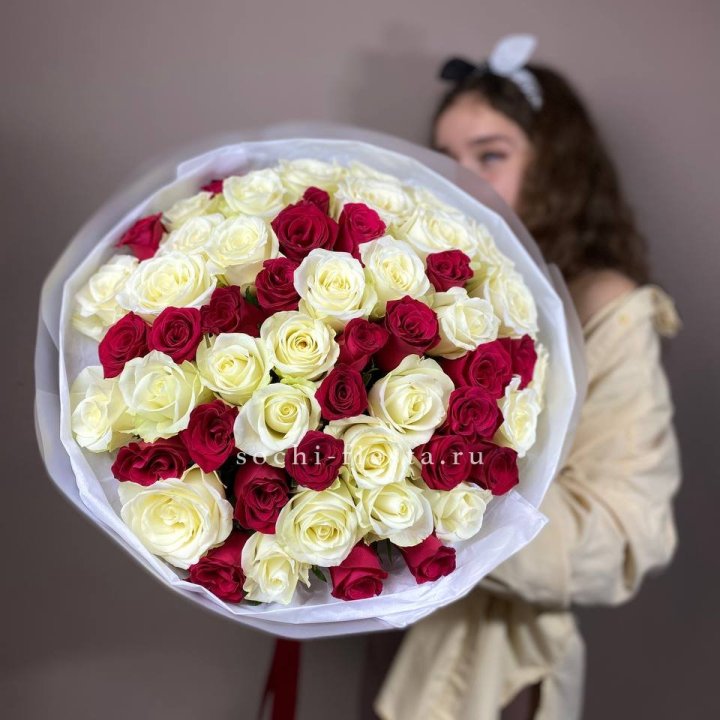 Микс из 55 роз в Комсомольске-на-Амуре