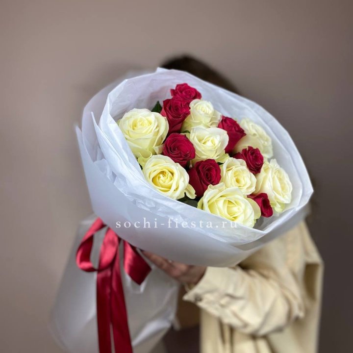 Букет из красных белых 15 роз в Комсомольске-на-Амуре