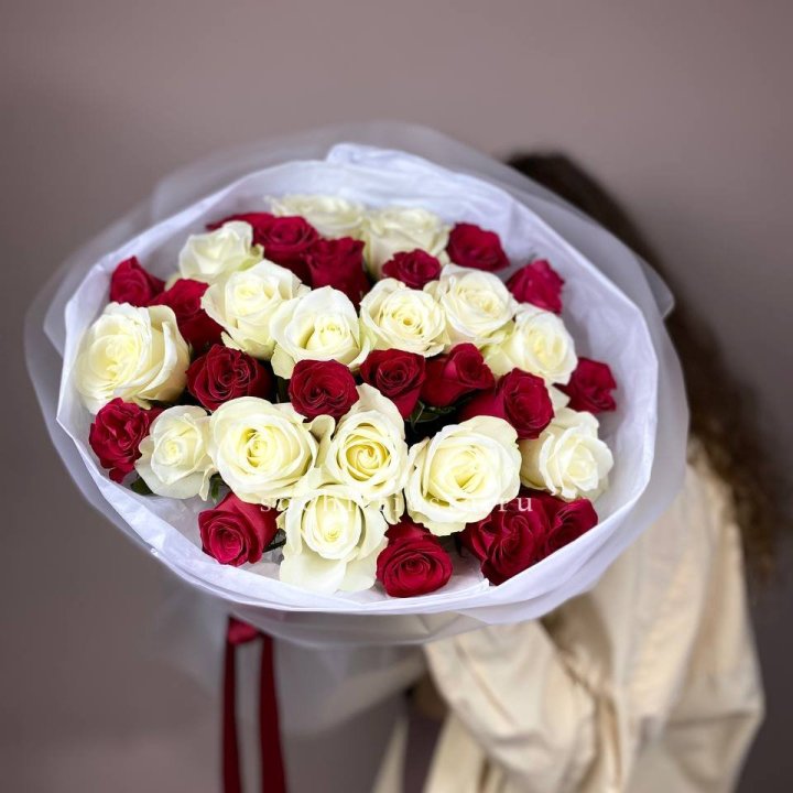 Букет из красных белых 35 роз в Комсомольске-на-Амуре