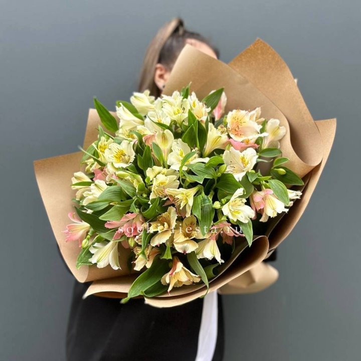 Букет альстромерий в крафте в Комсомольске-на-Амуре