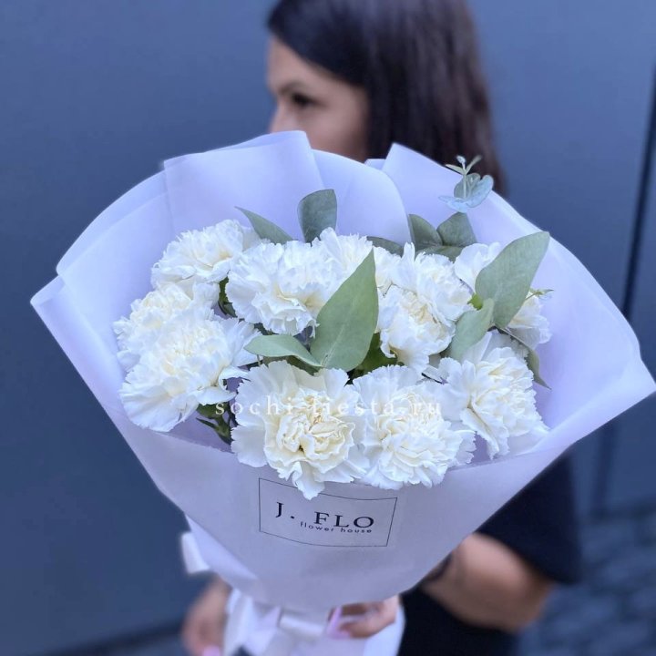 Букет белых диантусов с эвкалиптом в Комсомольске-на-Амуре