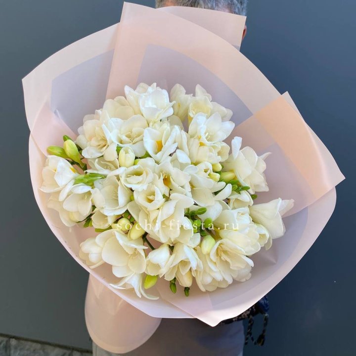 Букет белых фрезий  в Комсомольске-на-Амуре