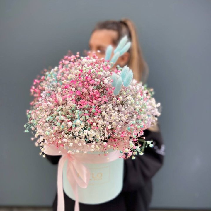 9 Радужных гипсофилы в шляпной коробке в Комсомольске-на-Амуре