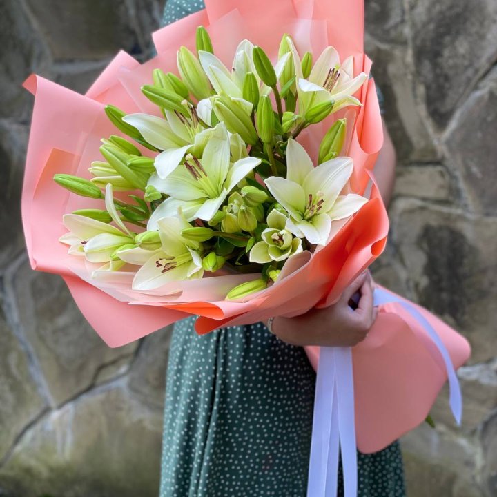 Букет из 7 белых лилий в Комсомольске-на-Амуре