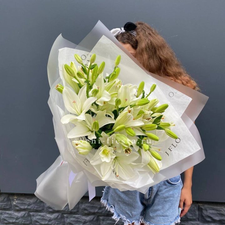 Букет  лилий "Воздушный"  с доставкой в Комсомольске-на-Амуре