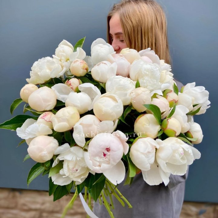 Охапка пионов в Комсомольске-на-Амуре