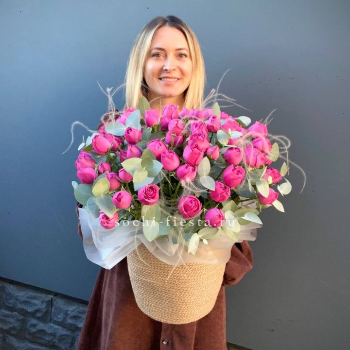 Пионовидные розы  в джутовом кашпо  в Комсомольске-на-Амуре