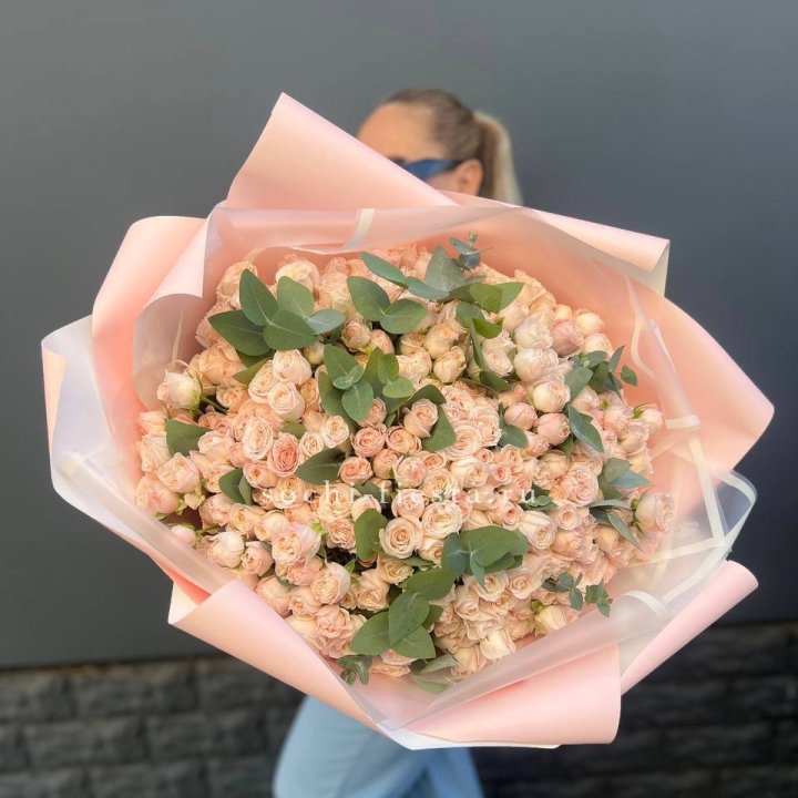 101 кустовая роза с эвкалиптом в Комсомольске-на-Амуре