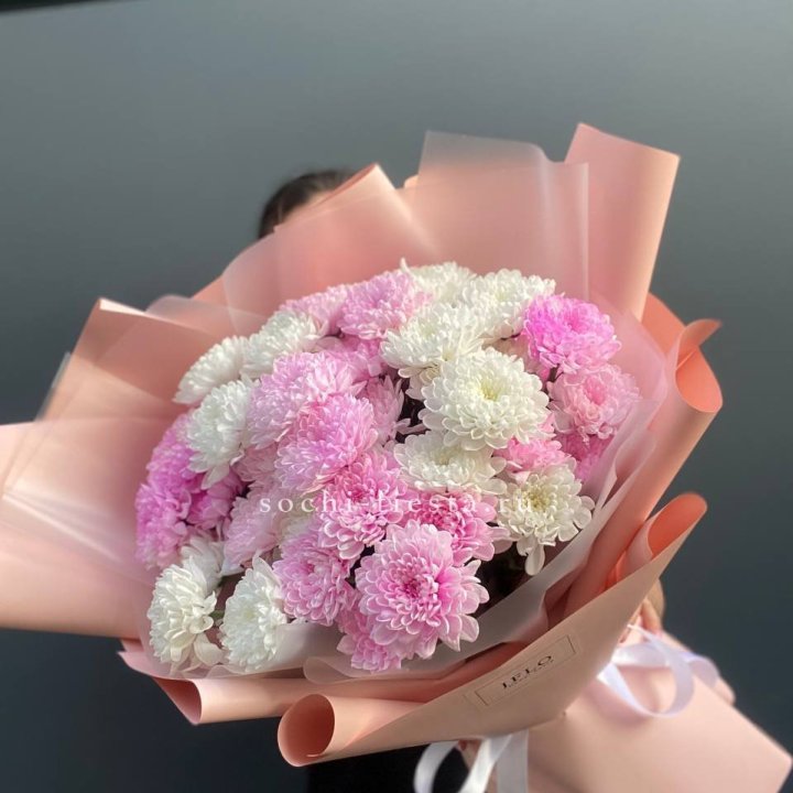 Букет бело-розовых хризантем  в Комсомольске-на-Амуре