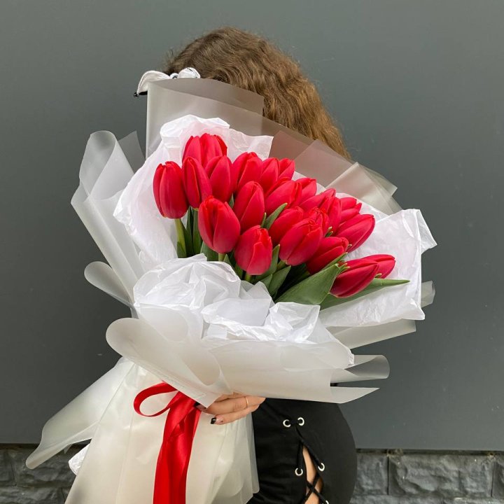  25 красных воздушных тюльпанов в Комсомольске-на-Амуре