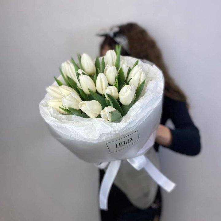  19 белых воздушных тюльпанов в Комсомольске-на-Амуре