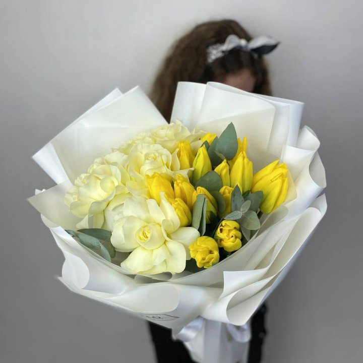 Дуо жёлтые тюльпаны и розы в Комсомольске-на-Амуре